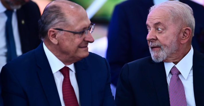 O vice-presidente Geraldo Alckmin (esq) e o presidente Lula (dir), durante o lançamento do programa social Acredita, no Palácio do Planalto - 22/04/2024 | Foto: Ton Molina/Estadão Conteúdo