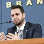 Há registros oficiais da companhia aérea Latam que indicam a viagem de Martins de Brasília a Curitiba, em 31 de dezembro | Foto: Reprodução/Redes sociais