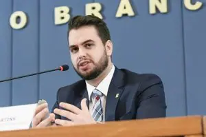 Há registros oficiais da companhia aérea Latam que indicam a viagem de Martins de Brasília a Curitiba, em 31 de dezembro | Foto: Reprodução/Redes sociais