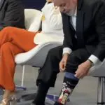 Lula usando meia da Frida Kahlo