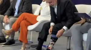 Lula usando meia da Frida Kahlo