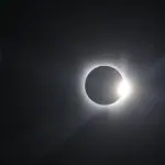 O eclipse solar ocorre quando a Lua se posiciona à frente da Terra e do Sol. Quando isso acontece, os raios solares são bloqueados | Foto: Reprodução/Twitter/X