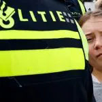 Greta Thunberg, durante a abordagem policial em Haia, na Holanda – 6/4/2024 | Foto: Piroschka van de Wouw TPX/Reuters