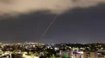 Um sistema antimíssil em ação, depois que o Irã lançou drones e mísseis em direção a Israel, como visto de Ashkelon - 14/4/2024 | Foto: Amir Cohen/Reuters