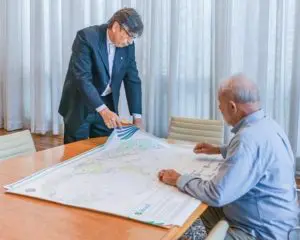 Lula recebendo o novo mapa-mundi