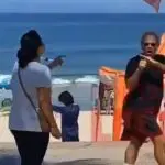Imagens que circulam nas redes sociais mostram que o ex-ministro estava caminhando pela orla da Praia do Arpoador, quando uma mulher o surpreendeu e o agrediu verbalmente | Foto: Reprodução/Redes sociais