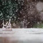 Imagem com gotas de chuva que caem do céu; a previsão do tempo para o Sul do Brasil é de chuvas intensas