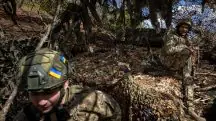 Um soldado ucraniano, da 22ª Brigada Mecanizada Separada, monta um obus autopropelido em uma posição de artilharia, em meio ao ataque da Rússia à Ucrânia, nos arredores de Chasiv Yar, Ucrânia - 19/4/2024 | Foto: Thomas Peter/Reuters