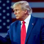 Donald Trump faz sinal de força durante evento de campanha pelo Partido Republicano dos Estados Unidos