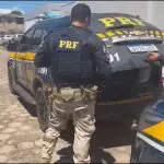 Policiais da PRF, no momento em que retiram os prisioneiros capturados do ‘camburão’ | Foto: Reprodução/Vídeo/Redes sociais