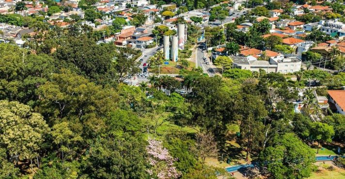 Parque Ibirapuera - O Parque Ibirapuera foi Inaugurado em 1954 para comemorar os 400 anos de São Paulo, o local tem uma área de aproximadamente 1,5km, com gramados, bosques, lagos e museus | Foto: Reprodução/@drone.leo
