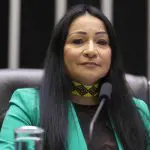 Silvia Waiãpi afirma que o governo Lula contribui para manter o país na pobreza ao ceder a pressões estrangeiras | Foto: Divulgação/Câmara dos Deputados