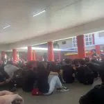 Além das crianças se manifestarem de preto, estudantes do ensino médio fizeram um minuto de silêncio em apoio às meninas vítimas do ensino fundamental, depois do intervalo de aula | Foto: Reprodução/Arquivo pessoal