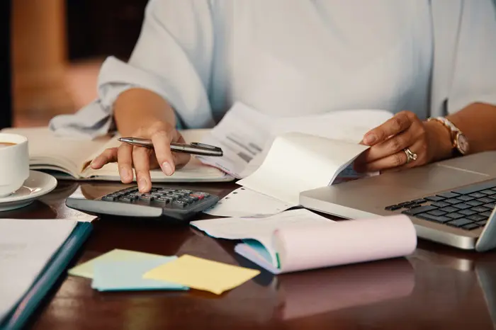 Entrepreneur working with bills brasileiros mais endividados e inadimplentes - pesquisa da cnc