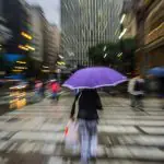 Pedestres se protegem da chuva no centro de São Paulo | Foto: Cris Faga/Estadão Conteúdo