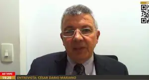 O procurador de Justiça César Marino, de terno preto, camisa branca e gravata escura. Ele usa óculos e tem cabelos grisalhos
