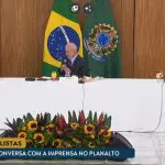 O ministro-chefe da Secom, Paulo Pimenta (à esquerda do leitor), e o presidente Lula ao centro, durante conversa com jornalistas, nesta terça-feira, 23 | Foto: Reprodução/Canal Gov