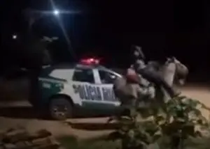 O nome do homem que tentou laçar o policial não foi divulgado | Foto: Reprodução/Youtube
