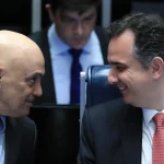 Alexandre de Moraes e Rodrigo Pacheco se olhando. Rodrigo Pacheco sugere prudência no pedido de impeachment contra Alexandre de Moraes