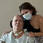 Foto de Mingau ao lado de sua filha