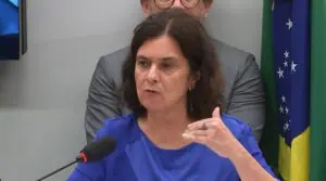 Nísia Trindade tem sofrido pressão do governo por causa da explosão no número de casos da dengue | Foto: Reprodução/Câmara dos Deputados