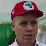 paulo teixeira com boné do mst x abril jamais será vermelho