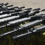 Gabinete de Intervenção Federal faz entrega de fuzis à Polícia Militar