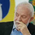 Lula, com a mão na boca, pensativo e olhando para a esquerda