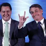 Foto de Ratinho Júnior, governador do Paraná, ao lado de Jair Bolsonaro
