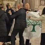seguranças - manifestantes - missa catedaral nova york