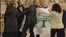 seguranças - manifestantes - missa catedaral nova york