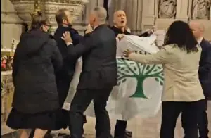 seguranças - manifestantes - missa catedaral nova york