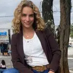 Foto da jornalista Veruska Donato enquanto repórter da Globo