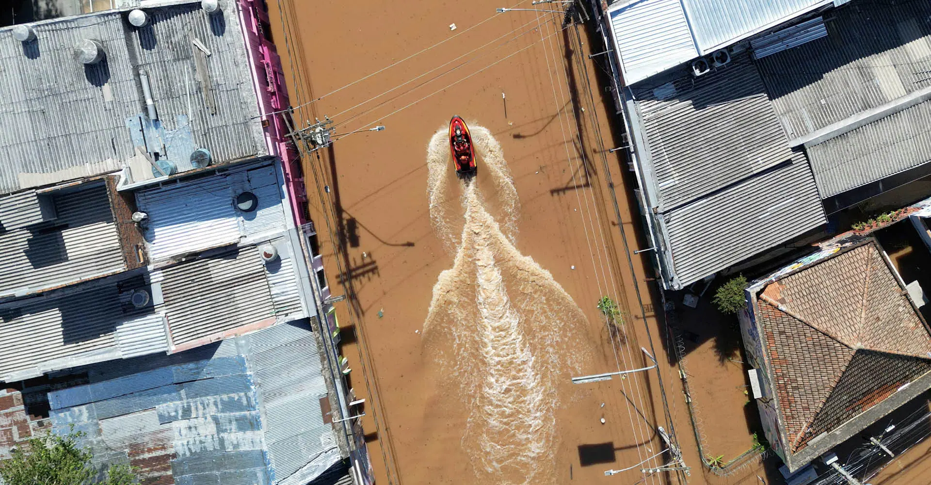 Um drone mostra equipes de resgate dirigindo um barco em uma rua inundada em Porto Alegre, Rio Grande do Sul, Brasil (7/5/2024) | Foto: Reuters/Diego Vara
