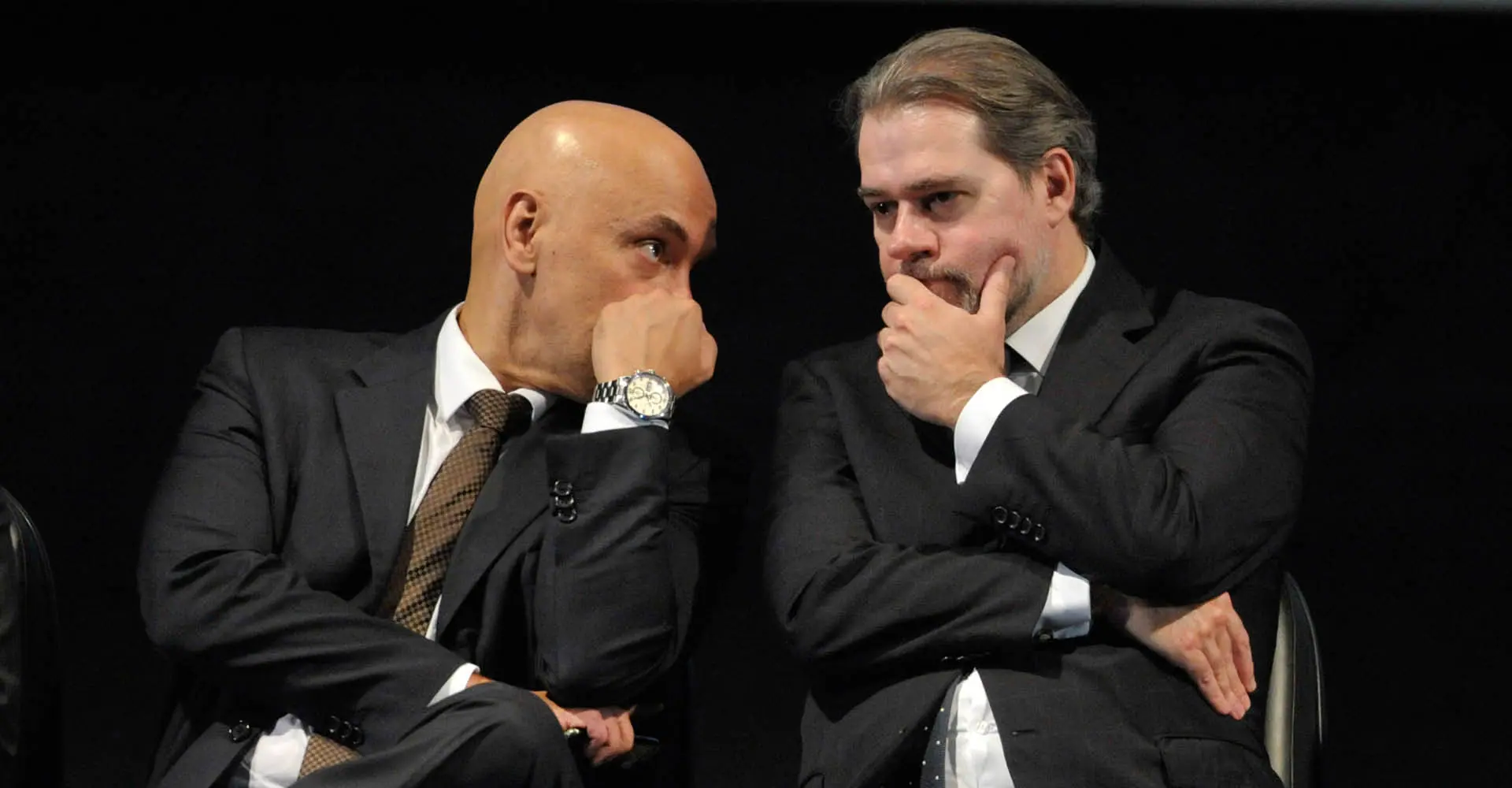 Os ministros do STF Alexandre Moraes e Dias Toffoli; impeachment