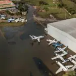 Aviões estacionados em área de hangares do Aeroporto Salgado Filho, em Porto Alegre (RS)