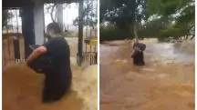 Morador no bairro Lami saindo de sua casa meio a ondas e correnteza