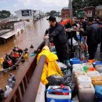 Pessoas são resgatadas após enchentes em Canoas, Rio Grande do Sul, Brasil (5/5/2024) | Foto: REUTERS/Amanda Perobelli