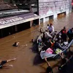 Pessoas são resgatadas após enchentes em Canoas, Rio Grande do Sul, Brasil (5/5/2024) | Foto: REUTERS/Amanda Perobelli