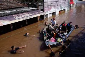 Pessoas são resgatadas após enchentes em Canoas, Rio Grande do Sul, Brasil (5/5/2024) | Foto: REUTERS/Amanda Perobelli