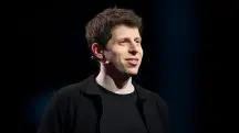 Sam Altman veste roupa preta e usa microfone