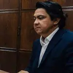 Senador veste blazer azul com camisa social branca