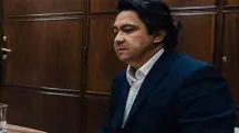 Senador veste blazer azul com camisa social branca