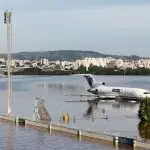Um avião de carga pousa em pista inundada no Aeroporto de Porto Alegre, no Rio Grande do Sul - 6/5/2024 | Foto: Diego Vara/Reuters