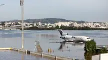 Um avião de carga pousa em pista inundada no Aeroporto de Porto Alegre, no Rio Grande do Sul - 6/5/2024 | Foto: Diego Vara/Reuters