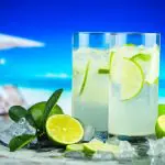 Beber água com limão não é milagroso, mas é uma estratégia eficaz para atingir a ingestão diária recomendada de vitamina C | Foto: Reprodução/Freepik