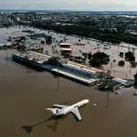 Por causa do alagamento, o aeroporto de Porto Alegre teve sua pista alagada e aviões submersos