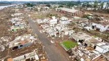 Casas ficam destruídas depois de enchente em Arroio do Meio