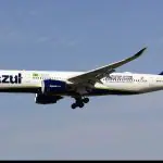 Durante a decolagem, o avião da Azul fez um sobrevoo muito baixo sobre um sistema de desaceleração com materiais projetados