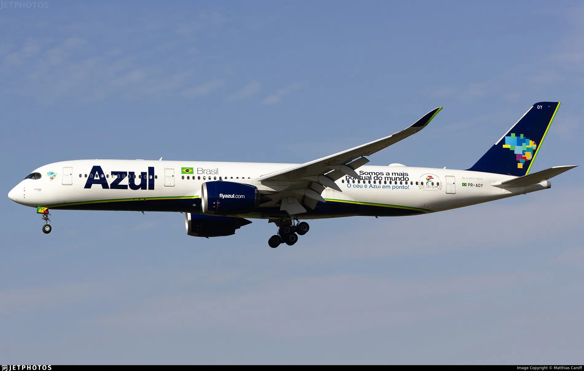 Durante a decolagem, o avião da Azul fez um sobrevoo muito baixo sobre um sistema de desaceleração com materiais projetados
